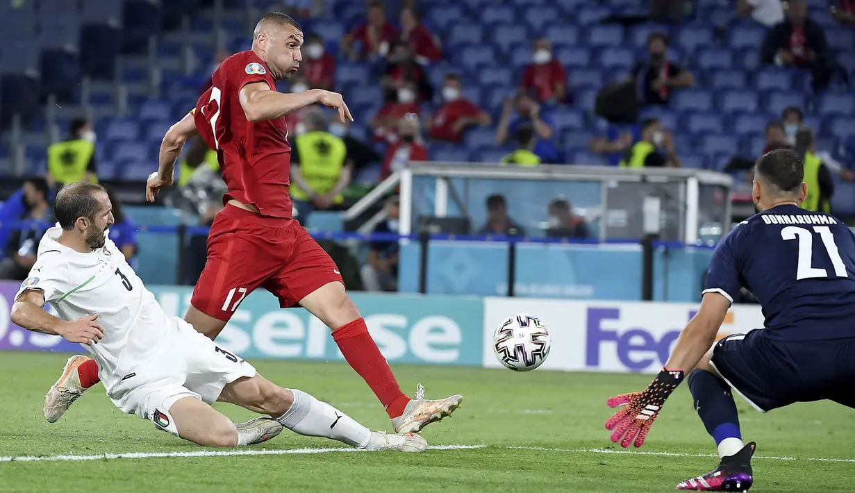 Di menit akhir babak kedua hampir saja Burak Yilmaz bisa memperkecil keunggulan Italia andai saja tendangan kerasnya tidak dihalau oleh Bonnucci di depan gawang Donnarumma. (Foto: AP/Pool/Ettore Ferrari)