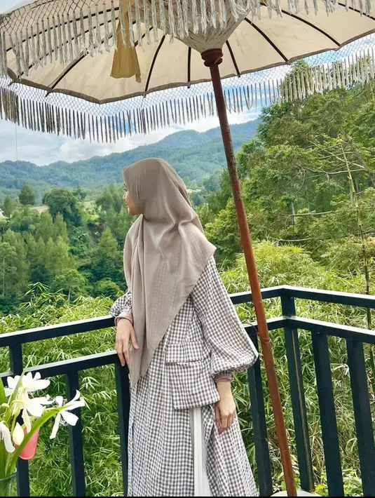 <p>Gamis berbahan katun dengan motif kotak - kotak dan detail lengan puffy adalah pilihan yang tepat untuk menemanimu hangout. (instagram/laudyacynthiabella)</p>