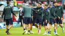 Pemain Italia Federico Chiesa (keemat kanan) berbagi momen ringan dengan rekan satu timnya saat sesi latihan di Stadion Football Arena, Munich, Jerman, Kamis (1/7/2021). Italia akan menghadapi Belgia pada pertandingan perempat final Euro 2020. (AP Photo/Matthias Schrader)