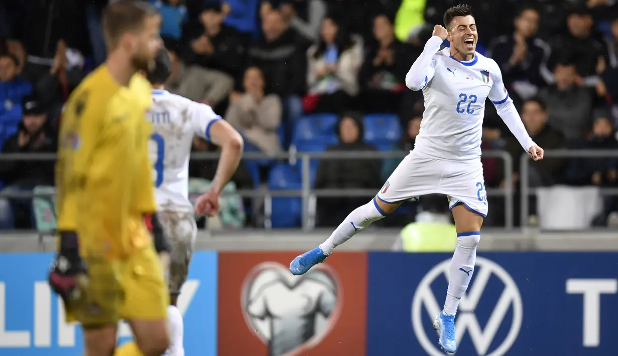 Striker Italia, Stephan El Shaarawy berselebrasi usai mencetak gol ke gawang Liechtenstein pada Grup J Kualifikasi Piala Eropa 2020 di Vaduz, Liechtenstein (15/10/2019). Italia menang telak 5-0 atas Liechtenstein. (Gian Ehrenzeller/Keystone via AP)