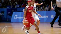 Pebasket Indonesia, Mario Wuysang melewati kawalan pemain Filipina saat berlaga di final SEA Games ke-28 di OCBC Arena Singapore, Senin (15/6/2015). Indonesia kalah 64-72 dari Filipina. (Liputan6.com/Helmi Fithriansyah) 