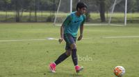 Pemain Timnas Indonesia U-22, Septian David Maulana, mengontrol bola saat latihan di Lapangan SPH Karawaci, Tanggerang, Minggu (7/5/2017). (Bola.com/Vitalis Yogi Trisna)