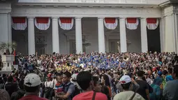 Ratusan orang dengan bebas dan leluasa memadati halaman Istana Merdeka Jakarta layaknya fasilitas umum, (20/10/14). (Liputan6.com/Faizal Fanani)