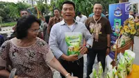 Ketua HKTI yang juga mantan Panglima TNI Moeldoko bersama istri menunjukkan beras organik di Festival Panen Raya Nusantara (Parara) yang diikuti 85 komunitas lokal di Taman Menteng, Jakarta, Minggu (15/10) (Liputan6.com/Ari)