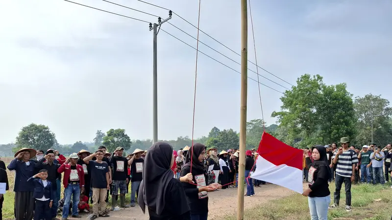 Ratusan petani menggelar upacara HUT Kemerdekaan RI ke-79 di lahan garapan petani Kota Baru, Lampung Selatan.  Foto : (Liputan6.com/Ardi).