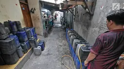 Warga sedang mengisi air ke dalam jeriken di Muara Baru, Jakarta, Selasa (9/7/2019). Pada saat musim kemarau air sumur tidak mengalir deres, untuk memenuhi air bersih warga dalam sehari mereka mengeluarkan uang Rp. 15.000 untuk membeli enam jeriken untuk air bersih. (Liputan6.com/Herman Zakharia)