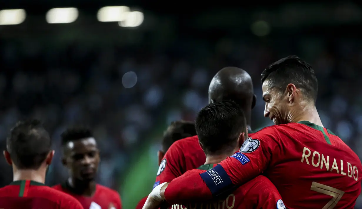 Para pemain Portugal merayakan gol yang dicetak Cristiano Ronaldo ke gawang Luksemburg pada laga Kualifikasi Piala Eropa 2020 di Stadion Jose Alvalade, Lisbon, Sabtu (11/10). Portugal menang 3-0 atas Luksemburg. (AFP/Carlos Costa)