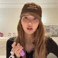 Lisa BLACKPINK saat bermain Tamagotchi. [@lalalalisa_m]