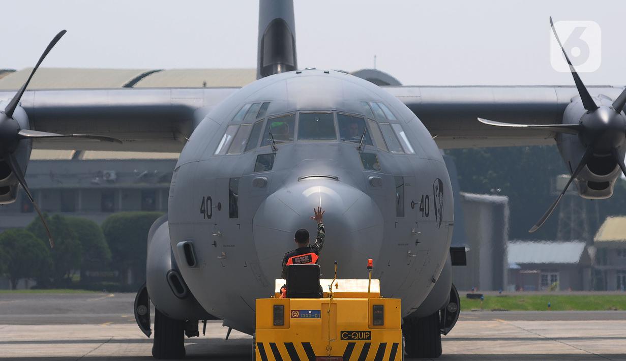 Pengiriman bantuan payung udara orang (PUO) dan barang (PUB) dilepas langsung Panglima TNI Agus Subiyanto. (merdeka.com/Imam Buhori)