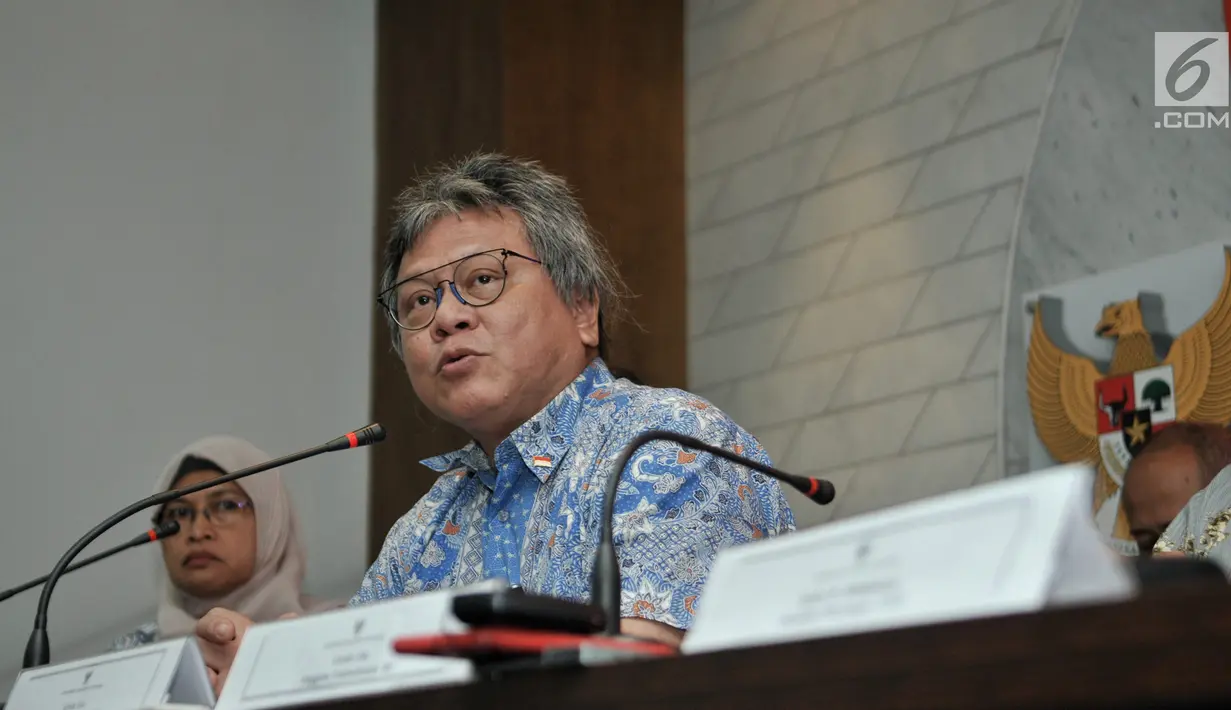<p>Anggota Ombudsman RI Alvin Lie memberikan keterangan usai menggelar pertemuan di Kantor Ombudsman, Jakarta, Kamis (8/8/2019). Pertemuan meminta klarifikasi PLN terkait pemadaman listrik yang terjadi di wilayah Jakarta, Banten, Jawa Barat, dan Jawa Tengah. (merdeka.com/Iqbal S. Nugroho)</p>