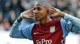 Selebrasi winger Aston Villa Ashley Young setelah mencetak gol ke gawang Blackburn Rovers di Villa Park, Birmingham, 26 Februari 2011. AFP PHOTO/IAN KINGTON