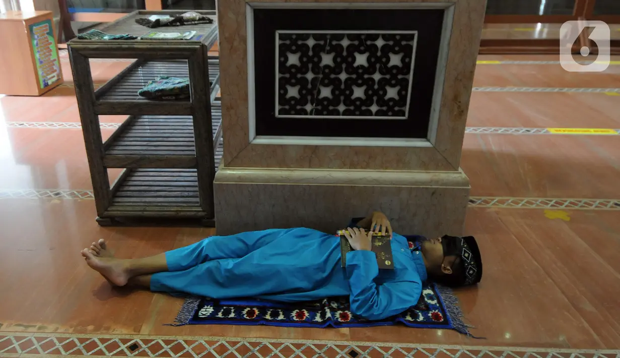 Umat muslim tertidur di Masjid Kubah Emas, Depok, Jawa Barat, Jumat (16/4/2021). Bulan suci Ramadhan dimanfaatkan umat muslim untuk memperbanyak amalan dan ibadah di antaranya sholat sunah, zikir, dan tadarus Alquran.
(merdeka.com/ Arie Basuki)