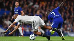 Gelandang Chelsea, N'Golo Kante, berebut bola dengan striker Qarabag, Dino Ndlovu, pada laga Liga Champions di Stadion Stamford Bridge, London, Selasa (12/9/2017). Chelsea menang 6-0 atas Qarabag. (AFP/Ben Stansall)