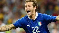 Selebrasi winger Italia Alessandro Diamanti usai menjebol gawang Inggris dalam adu penalti di perempat final Euro 2012 di Olympic Stadium, Kiev, 24 Juni 2012. Italia unggul 4-2 dan lolos ke semifinal. AFP PHOTO / GIUSEPPE CACACE