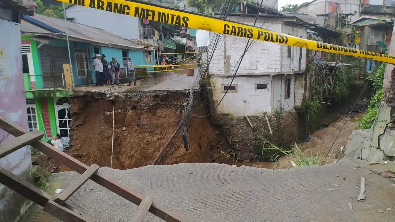 Jembatan di kawasan Puncak, Kabupaten Bogor, putus imbas hujan deras dan luapan sungai pada Minggu (2/3/2025) malam (Liputan6.com/Achmad Sudarno)