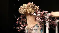 Model mengenakan topi dan hiasan kepala unik saat memeragakan koleksi Musim Semi-Musim Panas 2019 di Milan Fashion Week, Milan, Italia, Jumat (21/9). Hiasan kepala mulai dari tumbuhan hingga kupu-kupu. (AP Photo/Antonio Calanni)