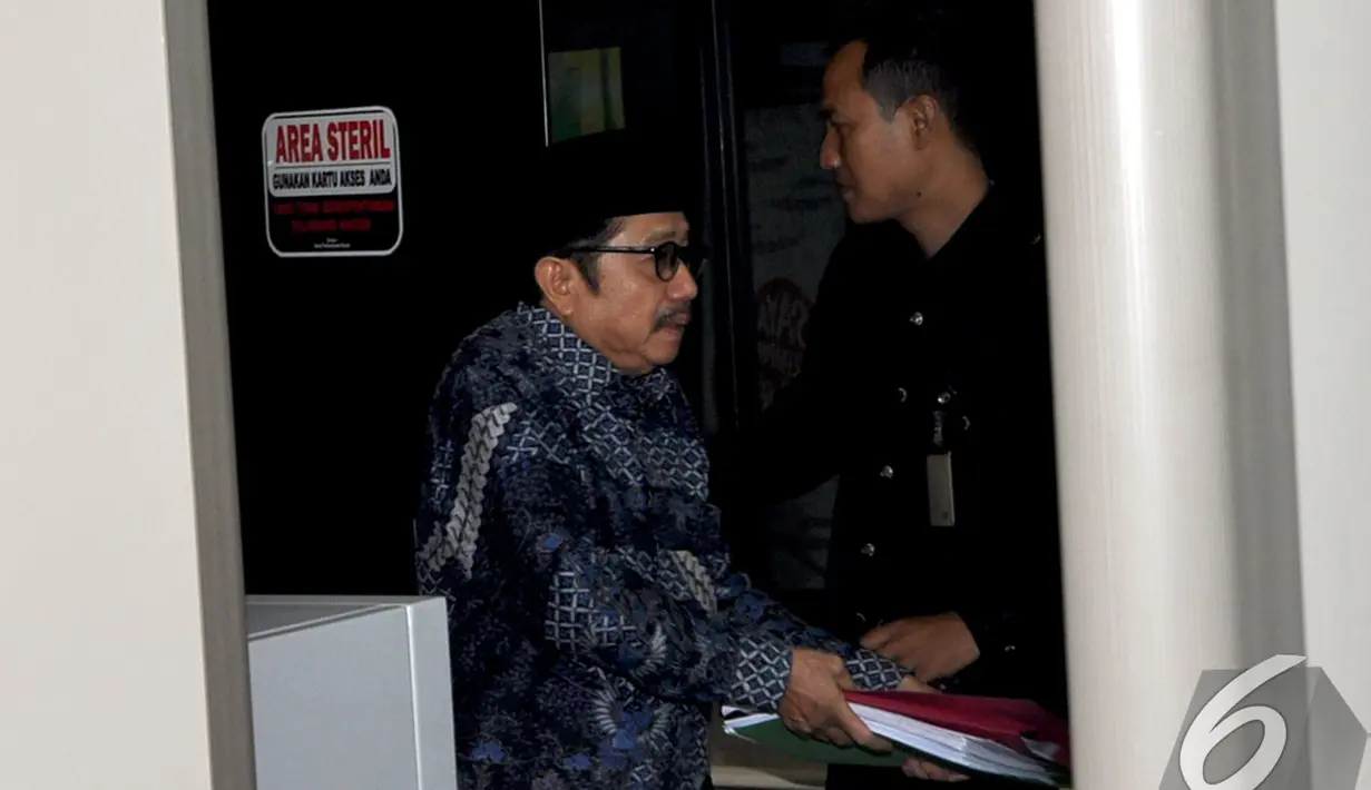 Tersangka kasus dugaan korupsi terkait penggunaan dana Kementerian ESDM Waryono Karno saat memasuki gedung KPK, Jakarta. Foto diambil pada Senin (1/12/2014) (Liputan6.com/Miftahul Hayat)
