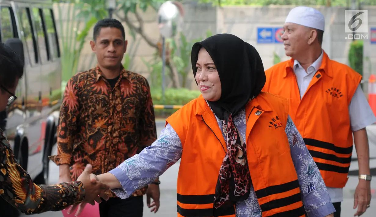Tersangka mantan anggota DPRD Sumut  Tiaisah Ritonga (dua kiri) dan Rizal Sirait (kanan) saat tiba di Gedung KPK, Jakarta, Jumat (26/10). Tiaisah dan Rizal akan menandatangani perpanjangan penahanan terkait dugaan suap. (Merdeka.com/Dwi Narwoko)