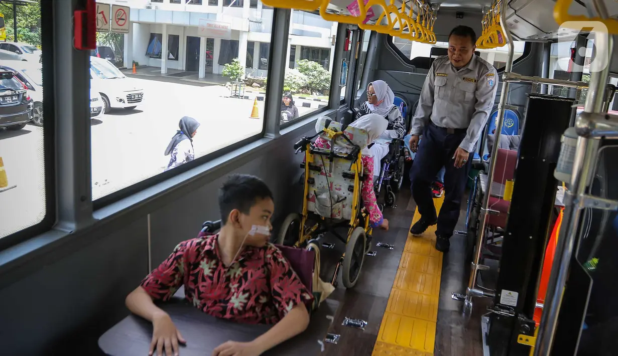 Bus khusus ini juga memberikan layanan gratis atau tanpa biaya apapun. (Liputan6.com/Angga Yuniar)