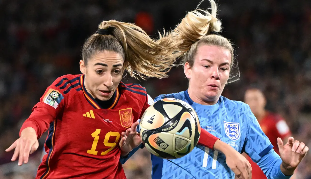 Pemain Timnas Inggris, Lauren Hemp (kanan), berebut bola dengan pemain Timnas Spanyol, Olga Carmona (kiri), dalam pertandingan final Piala Dunia Wanita 2023 yang berlangsung di Stadium Australia, Sydney, Minggu (20/8/2023). (AFP/William West)