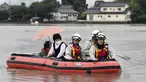 Warga dievakuasi menggunakan perahu karet saat banjir merendam daerah Asakura di prefektur Fukuoka, Kamis (6/7). Hujan lebat yang disebabkan angin topan di selatan Jepang telah memaksa evakuasi hampir 400.000 orang. (Sadayuki Goto/Kyodo News via AP)