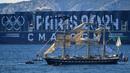 Kapal abad ke-19 bernama Belem yang membawa obor Olimpiade Paris 2024 saat upacara penyambutan kedatangan api Olimpiade dan Paralimpiade Paris 2024 di Vieux-Port (Pelabuhan Tua) Marseille, Pranci, Rabu (08/05/2024) waktu setempat. (AFP/Sylvain Thomas)