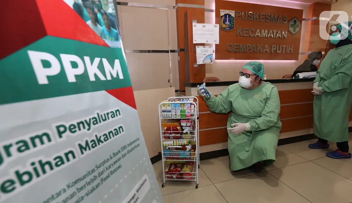 Tenaga Kesehatan mengambil makanan ringan yang disediakan PT Bank DBS Indonesia dan Surplus Indonesia di  Puskesmas Kecamatan Cempaka Putih, Jakarta (03/9/2021). PT Bank DBS Indonesia dan Surplus Indonesia donasi sembako dan makanan ringan. (Liputan6.com/Fery Pradolo)