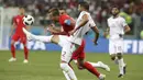 Striker Inggris, Harry Kane, berusaha merebut bola daro bek Tunisia, Ben Youssef, pada laga Grup G Piala Dunia di Volgograd Arena, Volgograd, Senin (18/6/2018). Inggris menang 2-1 atas Tunisia. (AP/Thanassis Stavrakis)