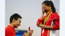 Peloncat indah China, Qin Kai (kiri), melamar kekasihnya yang juga peloncat indah China, He Zi, seusai acara pengalungan medali Olimpiade Rio 2016 di Maria Lenk Aquatics Centre, Rio de Janeiro, Brasil, (14/8/2016). (Reuters/Michael Dalder)