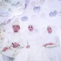 Laudya Cynthia Bella resmi melepas masa lajangnya dengan Engku Emran. Pernikahan Bella dan duda satu anak itu berlangsung di Kuala Lumpur Malaysia, negara asal suaminya. (Instagram/noradanish)