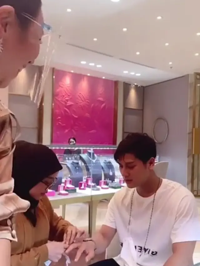 Segera Bertunangan, Ini 6 Momen Lesty Kejora dan Rizky Billar Beli Cincin