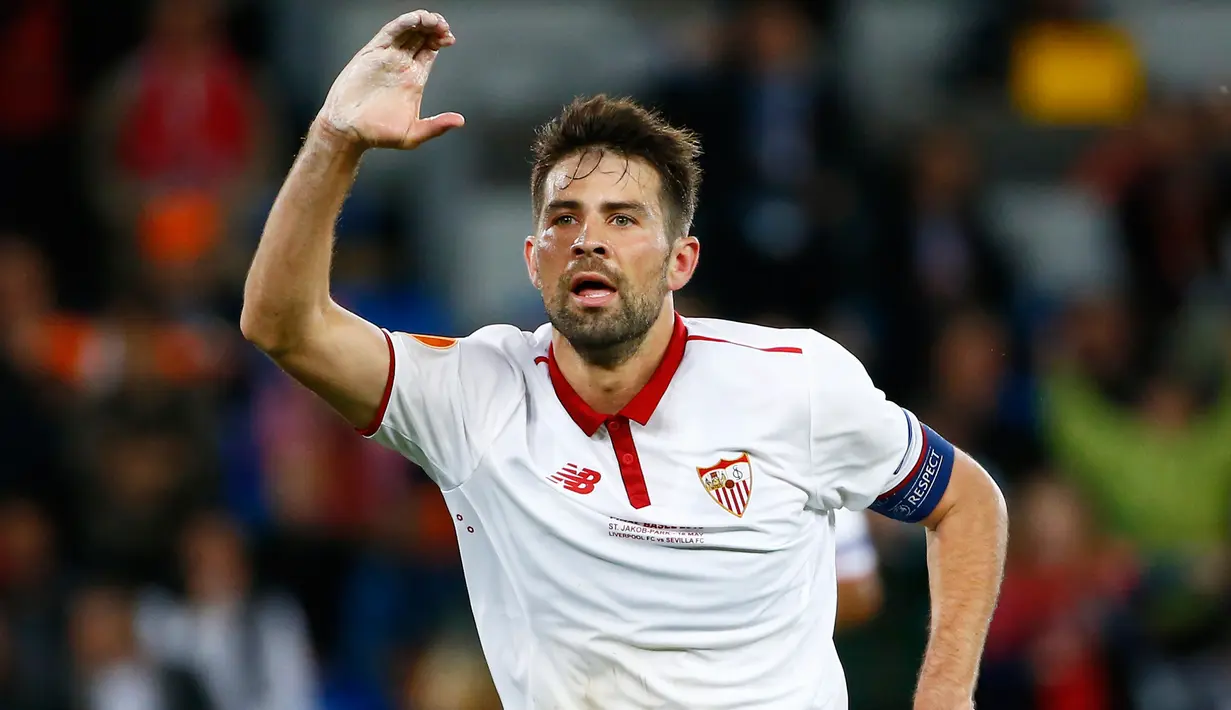 Bek Sevilla, Coke melakukan selebrasi usai mencetak gol kegawang Liverpool pada final Liga Europa di Basel, Swiss (19/5). Coke mencetak dua gol pada pertandingan ini. (Reuters/Michael Dalder)