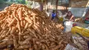 Pekerja mengolah singkong di sentra pengolahan bahan baku makanan ringan di Ciampea, Kabupaten Bogor, Jawa Barat, Minggu (26/7/2026).  (KLY/ Arie Basuki)