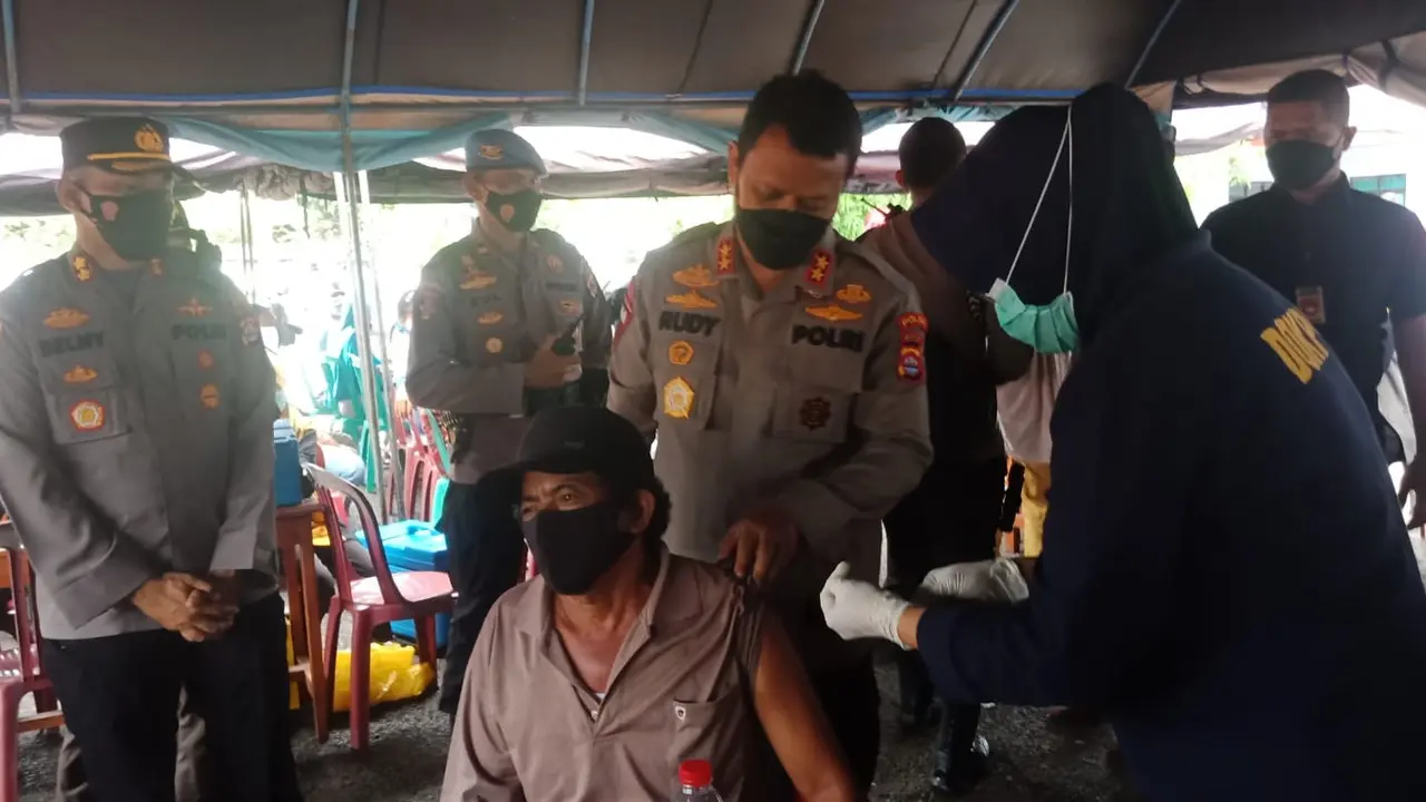 Kapolda Banten Tinjau Vaksinasi Lansia di Kabupaten Pandeglang. (Sabtu, 27/11/2021). (Dokumentasi Polda Banten).