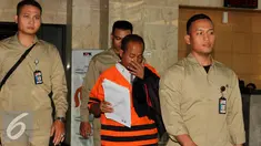 Tersangka korupsi pembangunan gedung diklat pelayaran Sorong Kemenhub, Sugiarto digiring ke Rutan Guntur, usai diperiksa KPK, Jakarta, Rabu (29/7/2015). Sugiarto ditahan karena diduga telah merugikan negara sekitar Rp 40 M. (Liputan6.com/Helmi Afandi)