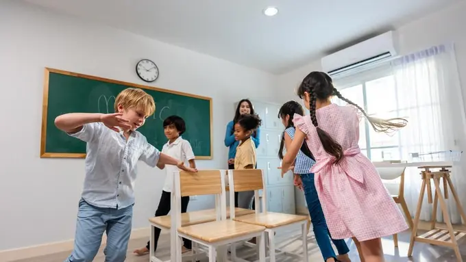 Anak-anak sedang bermain di kelas (Foto Dok: Freepik/Jomkwan)