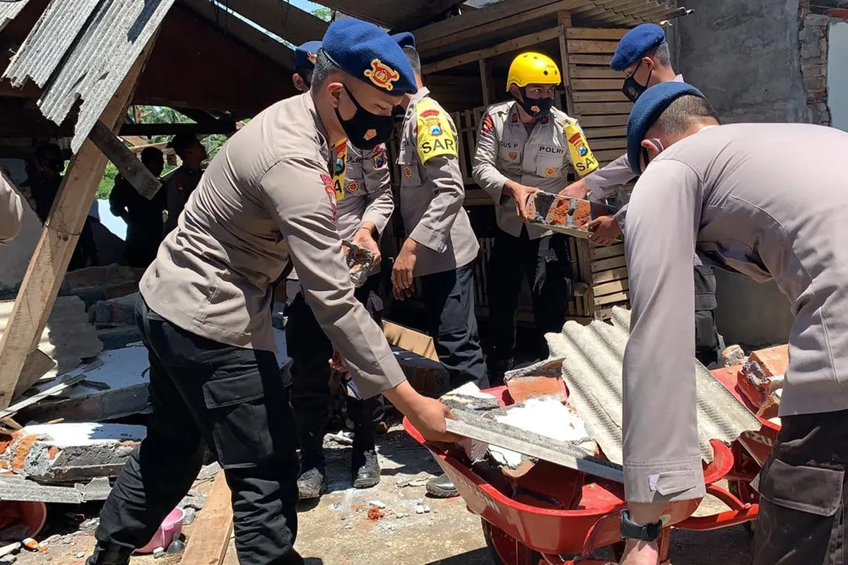 Brimob Polda Jatim membantu penanganan korban gempa Malang. (Dian Kurniawan/Liputan6.com)