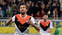 Kapten Shakhtar Donetsk, Darijo Srna, mencetak satu gol saat timnya menang atas Braga pada leg kedua perempat final Liga Europa di Stadion Arena Lviv, Lviv, Ukraina, (14/4/2016). (AFP/Sergei Supinsky)