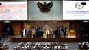 DPR mengesahkan nama tujuh komisioner KPU dan lima komisioner Bawaslu periode 2017-2022 dalam rapat paripurna di kompleks parlemen, Senayan, Jakarta, Kamis (6/4). Rapat paripurna ini dipimpin Wakil Ketua DPR, Taufik Kurniawan. (Liputan6.com/Johan Tallo)
