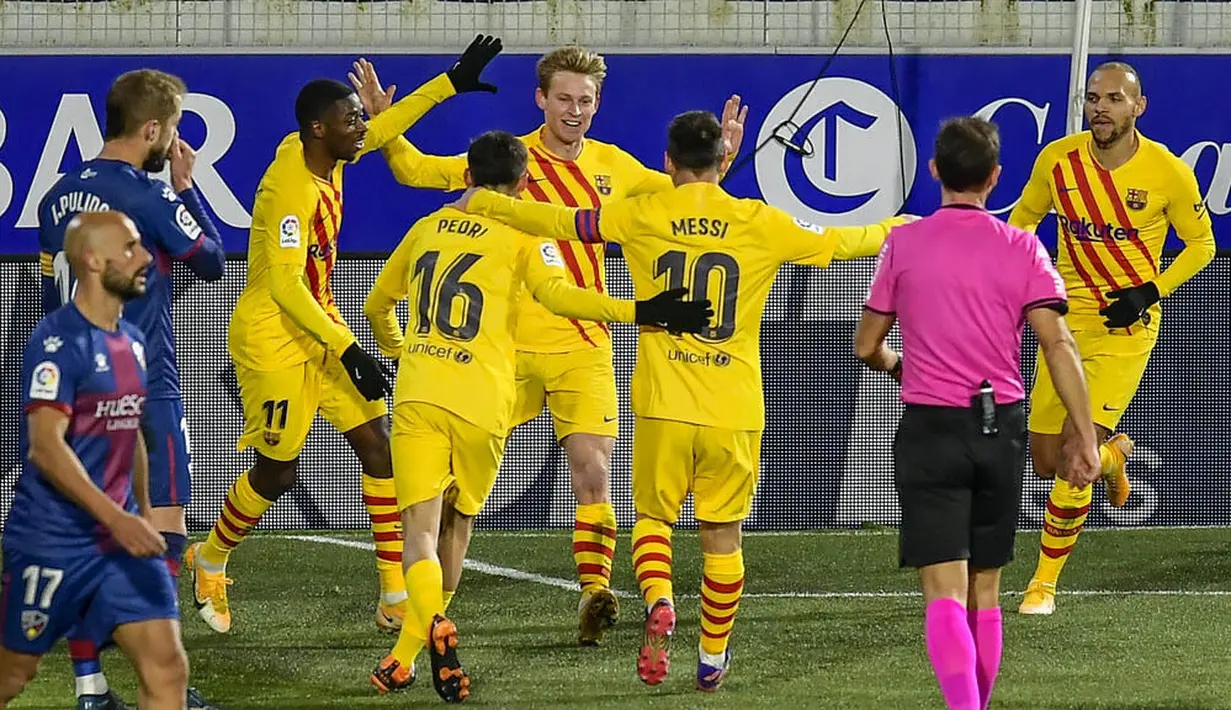 Para pemain Barcelona merayakan gol yang dicetak oleh Frenkie de Jong ke gawang Huesca pada laga Liga Spanyol di Stadion El Alcoraz, Minggu (3/1/2021). Barcelona menang tipis dengan skor 1-0. (AP/Alvaro Barrientos)