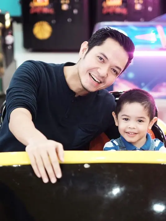 "Walaupun belum diajak puasa, Rendra tetap kami menjelaskan tentang puasa tidak boleh makan, mengajak buka puasa bersama. Serta mengajarkan ilmu agama lainnya, seperti baca iqra, salat dll," tutup Dude Harlino. (Instagram/dude2harlino)