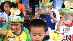 Sebanyak 1000 anak-anak sarapan Koko Krunch bersama di Keong Mas, TMII, Sabtu (13/02). Acara yang merupakan rangkaian Koko Olimpiade, Nestlé Breakfast Cereals mengajak 8.000 anak usia SD untuk sarapan bersama di delapan kota (Liputan6.com/Fery Pradolo)