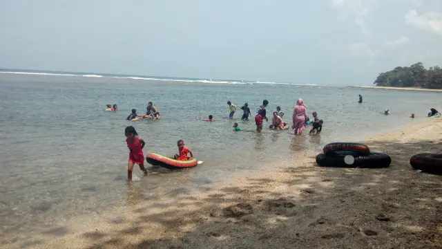 Surga Tersembunyi di Pantai Sindang Kerta Tasikmalaya yang Damai