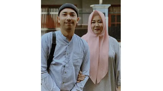 Potret Harmonisnya Risa Saraswati dan Suami