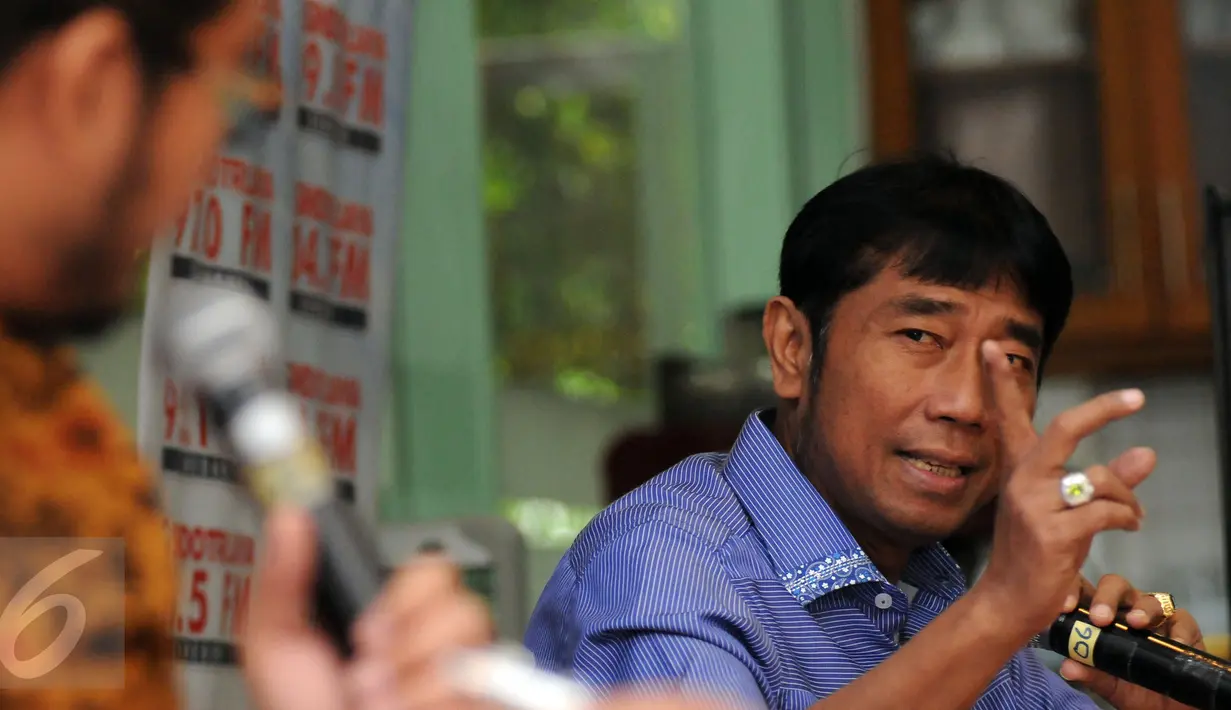 Wakil Ketua DPRD DKI Jakarta, Abraham Lunggana (kanan) saat mengikuti diskusi Mencari Sumber yang Waras di Jakarta, Sabtu (18/6). Diskusi juga dihadiri ahli hukum TemanAhok dan Wakil Ketua DPR, Fadli Zon. (Liputan6.com/Helmi Fithriansyah)