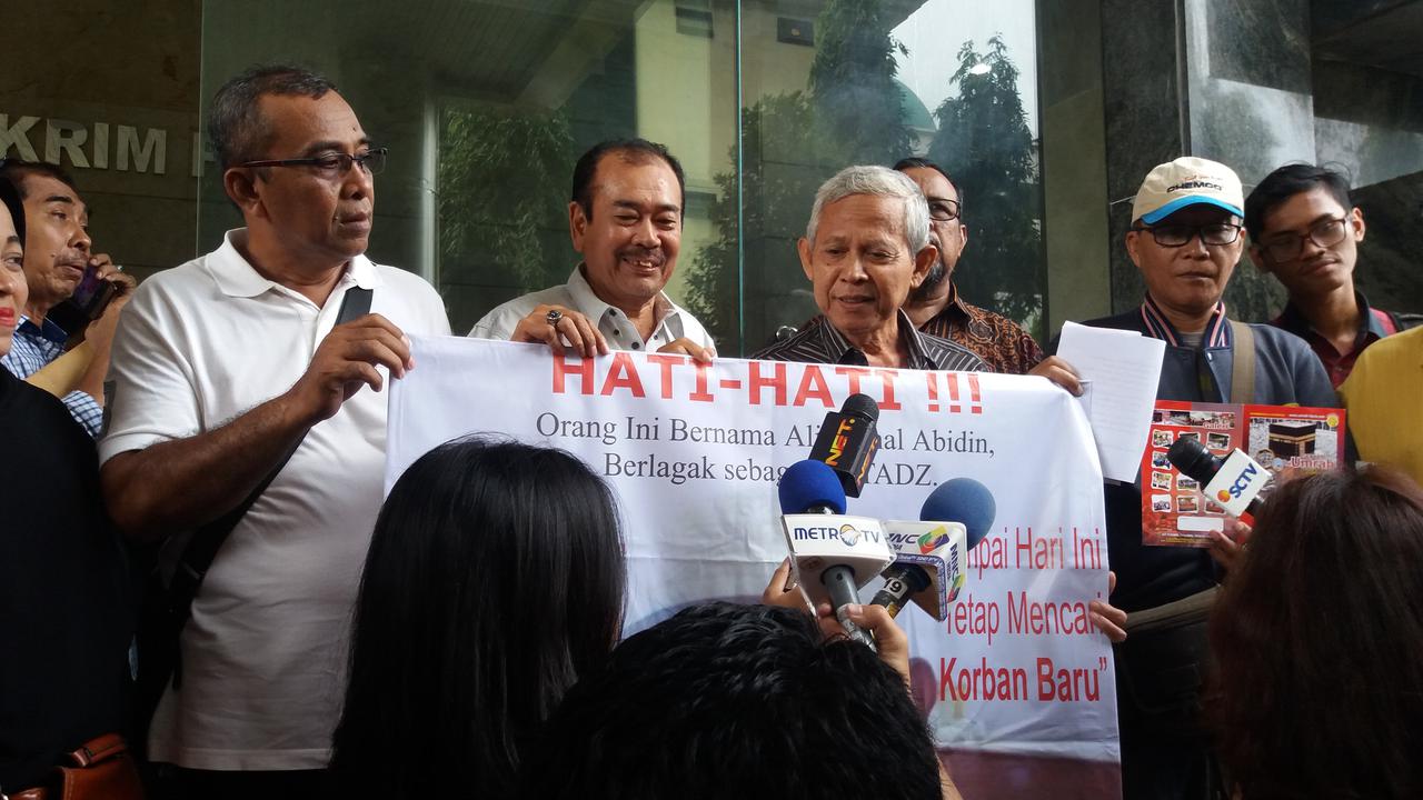 Perwakilan Jemaah  umrah PT Assyifa Mandiri Wisata atau Kafilah Rindu Ka'bah melapor ke Bareskirim Polri (Liputan6.com/Hanz Jimenez Salim)