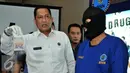 Kepala BNN Komjen Pol Budi Waseso (kiri) menunjukan barang bukti Tindak Pidana Pencucian Uang (TPPU) narkotika di Jakarta, Selasa (26/1). BNN berhasil mengungkap kasus TPPU hasil bisnis narkotika dengan menangkap tersangka GP. (Liputan6.com/Yoppy Renato)