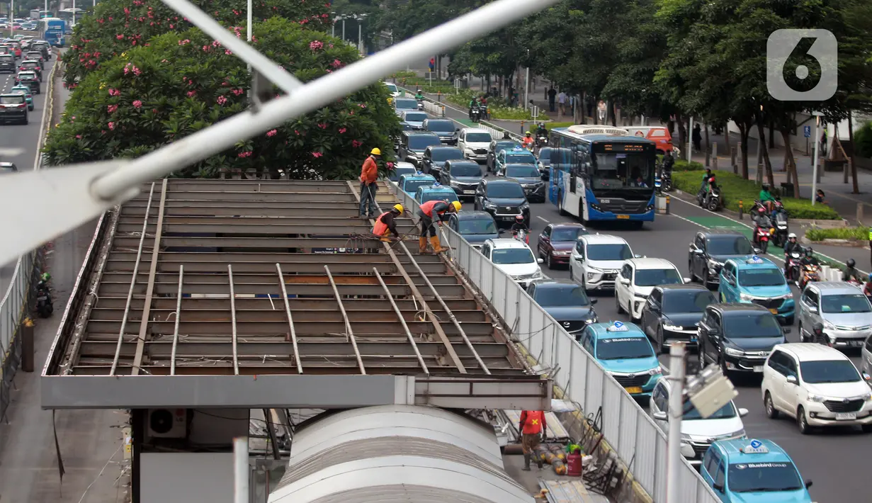 Total terdapat 10 halte yang akan ditutup karena proses revitalisasi, yaitu  Halte Bundaran Senayan (Koridor 1), Karet (Koridor 1), dan Slipi Petamburan (Koridor 9). Tiga halte ini akan mulai ditutup pada 31 Mei 2023 lalu. (Liputan6.com/Johan Tallo)