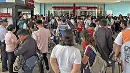 Gempa bumi berkekuatan magnitudo 7,6 mengguncang wilayah lepas pantai selatan Filipina pada Jumat (10/10/2025) waktu setempat. (Erwin MASCARINAS/AFP)