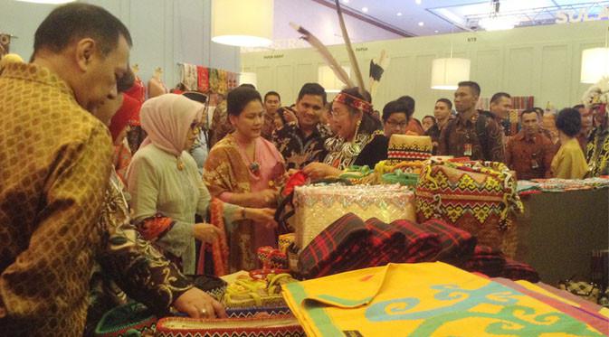 Agus D.W. Martowardojo, selaku Gubernur Bank Indonesia bersama Ibu Iriana Joko Widodo didampingi Ibu Mufidah Jusuf Kalla saat melihat karya-karya dari UMKM. Foto: Hidya Anindyati